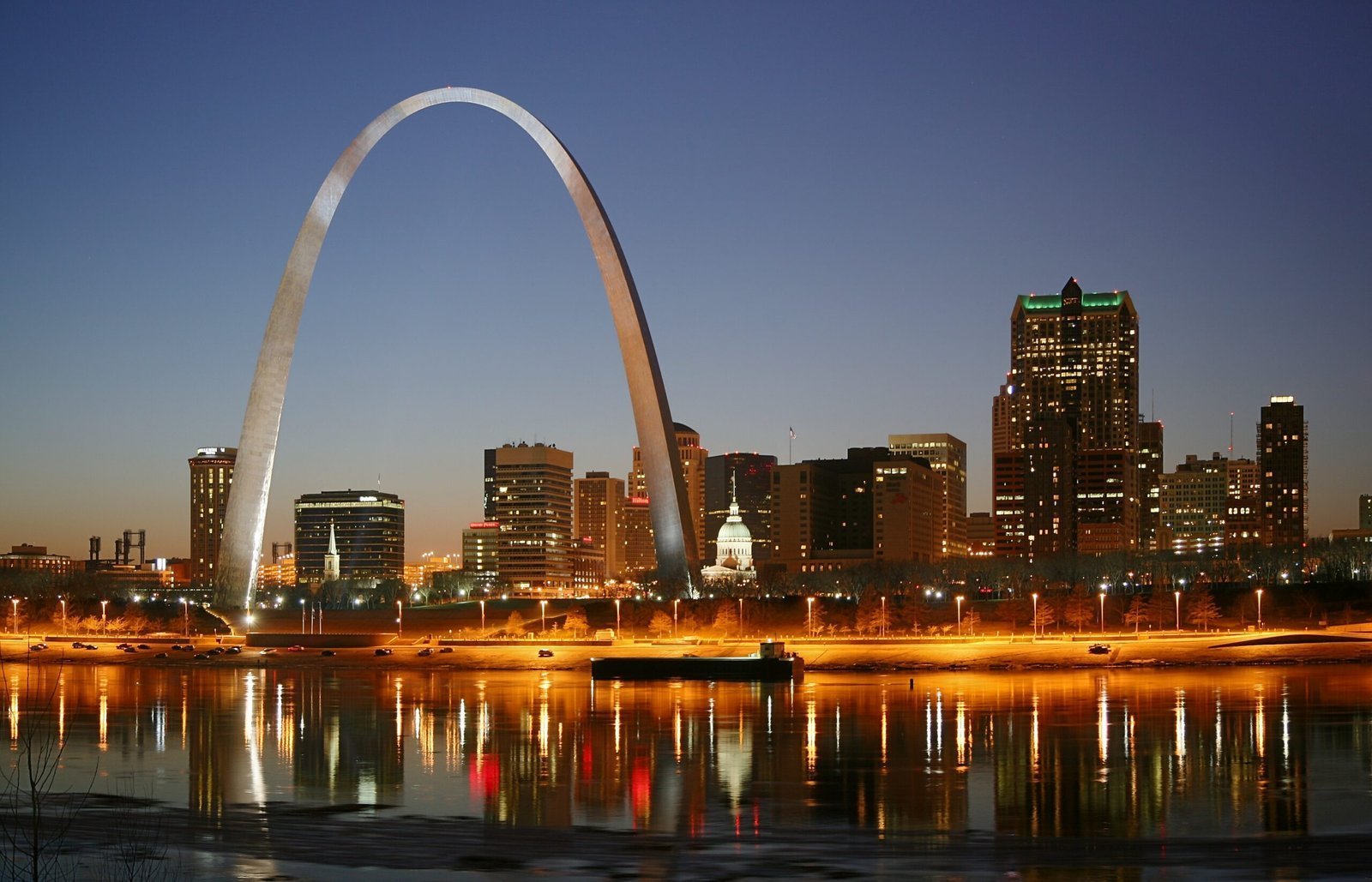 2. St. Louis, Missouri: America's Most Rapidly Shrinking Big City (Image Credits: By Daniel Schwen, CC BY-SA 4.0, https://commons.wikimedia.org/w/index.php?curid=3468880)