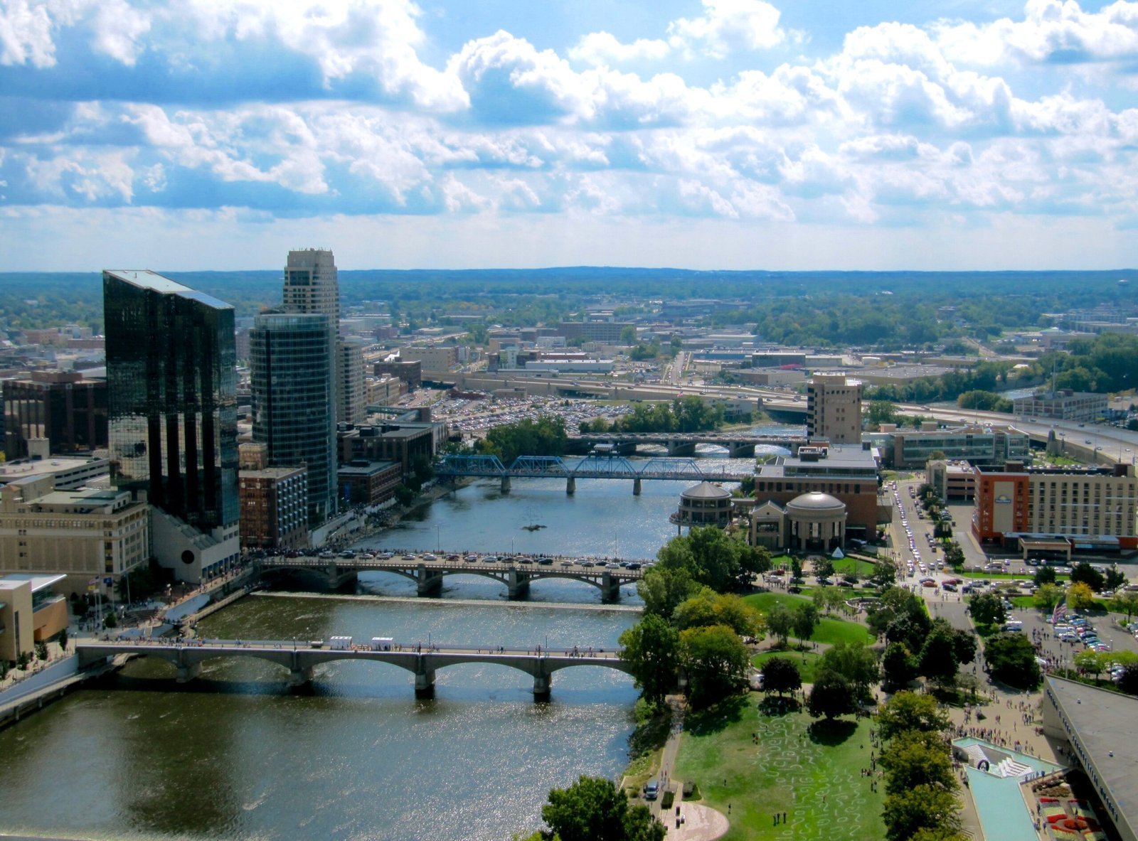 Grand Rapids, Michigan (Image Credits: By Rachel Kramer, CC BY 2.0, https://commons.wikimedia.org/w/index.php?curid=16163492)