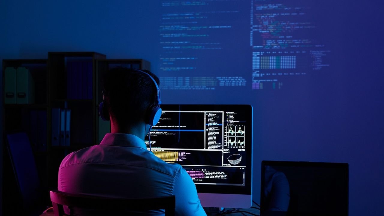 12 Remote Jobs That Pay You To Travel The World In 2026