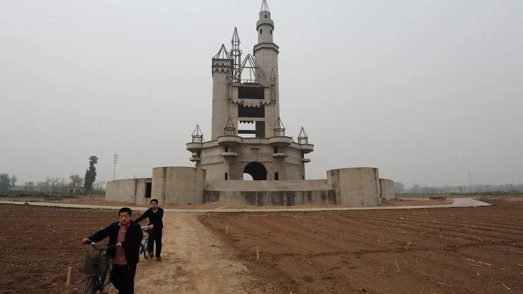 The Ghost Town Effect: 8 Once-Thriving Tourist Hotspots That Are Now Deserted