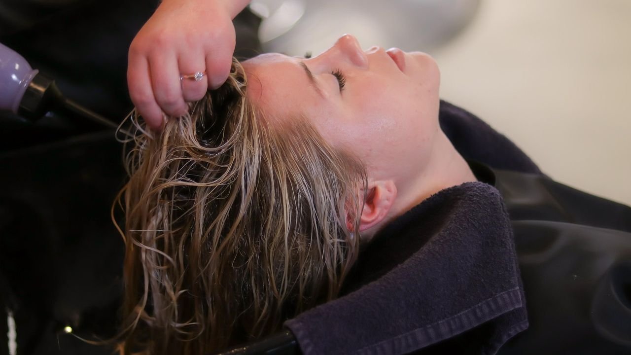 Your Hairstylist Can Tell You’re Lying About These 7 Habits