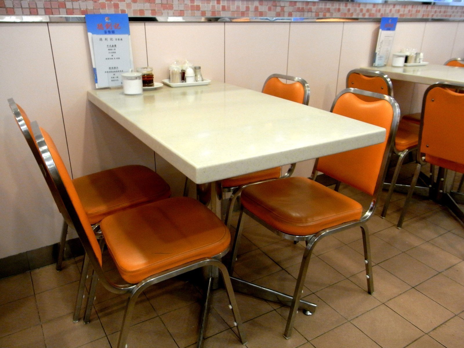 1. Seating Yourself at a Dirty Table (Image Credits: By Hoicelatina, CC BY-SA 3.0)