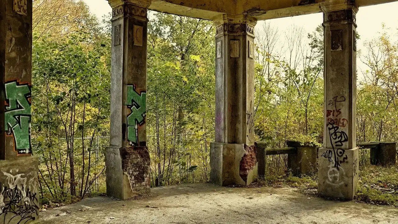 7 Once-Elite Summer Colonies That Are Now Completely Abandoned