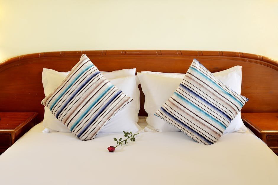 5. The Bedspread and Decorative Pillows (Image Credits: Pexels)