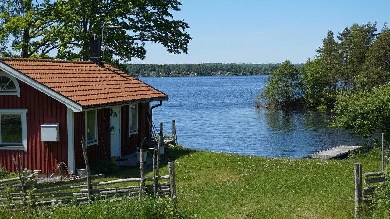 7 US States Where You Can Still Buy a Lakefront House for Under $250k