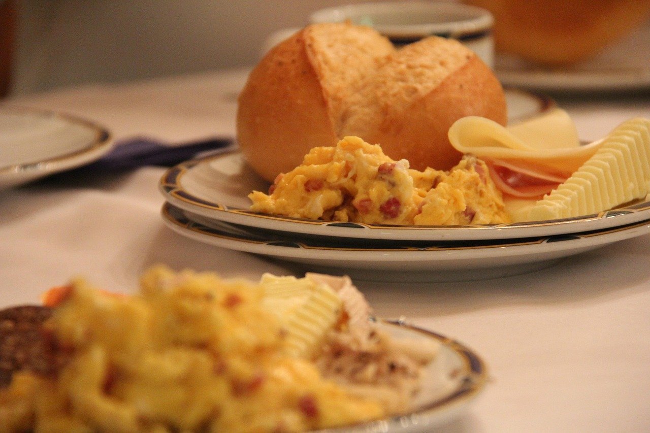 7. Pre-Made Scrambled Eggs at Breakfast Buffets (Image Credits: Pixabay)