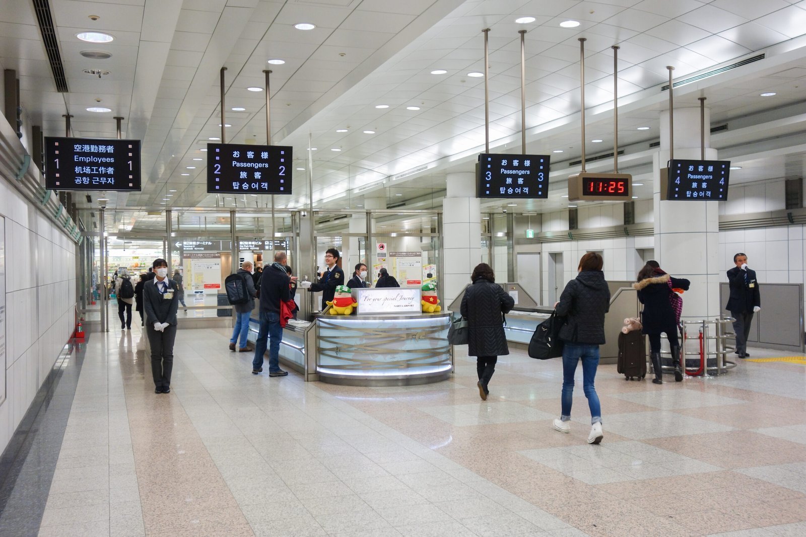 3. The Flash of Fear - Raised Inner Brows and the Forehead Furrow (Image Credits: By Asacyan, CC BY-SA 3.0)