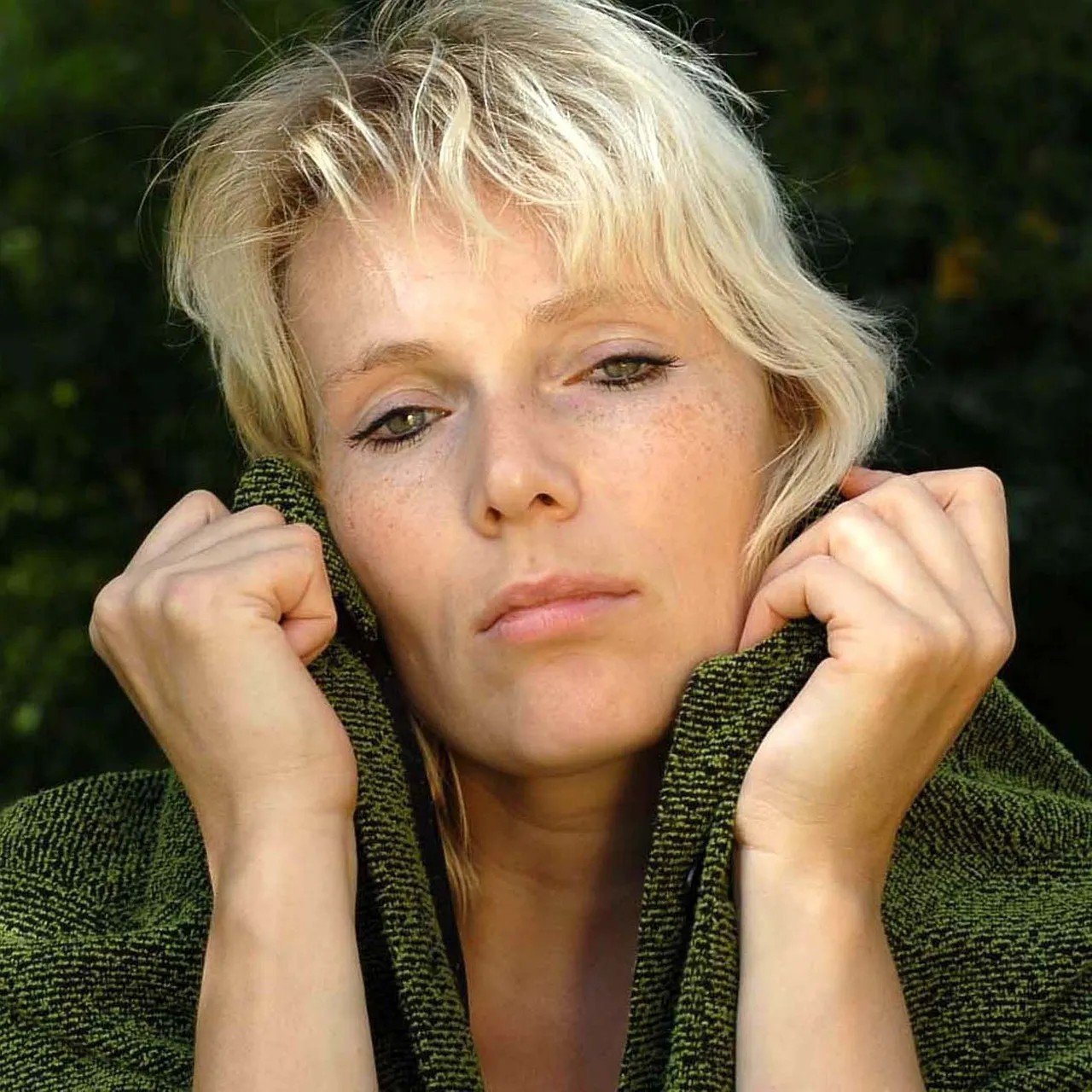 4. The Contempt Smirk - A One-Sided Lip Curl (Image Credits: Pixabay)