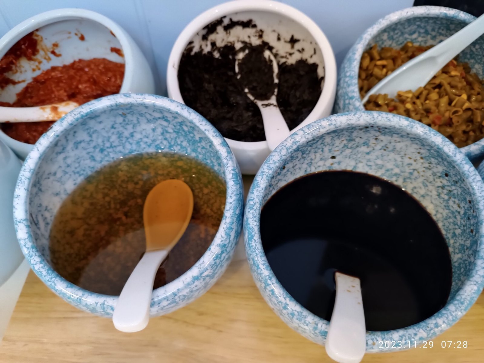 9. Communal Condiments and Dipping Sauces (By HuiDongXLW RMDa, CC0)