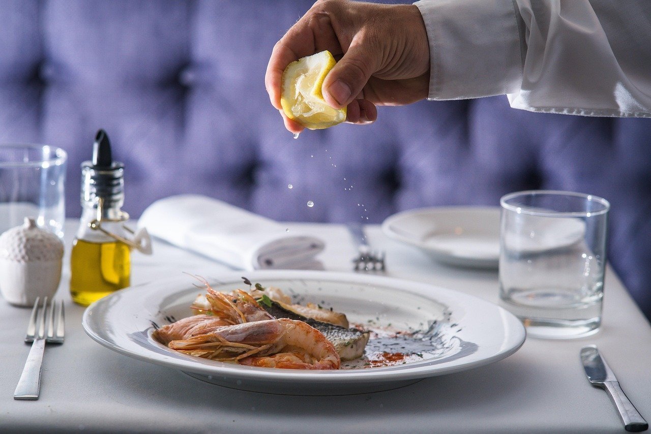 7. Expecting Fast and Attentive Table Service (Image Credits: Pixabay)