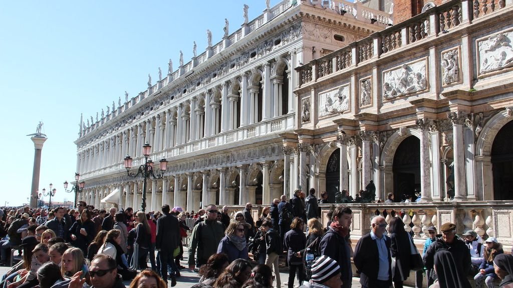 Tourist Traps Turning Ghost: Why These 9 Iconic Cities Have Lost Their Soul