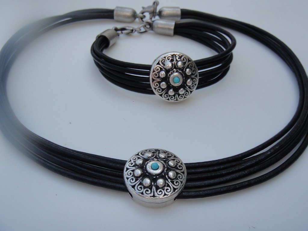6. Statement Jewelry and Magnetic Metal Accessories (InExtremiss, Flickr, CC BY 2.0)