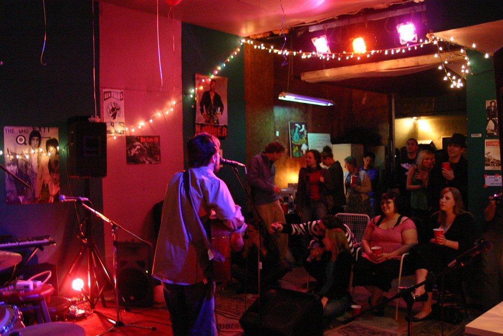 7. Catch Live Music at the Sand Dollar Lounge (thomasesmith, Flickr, CC BY 2.0)